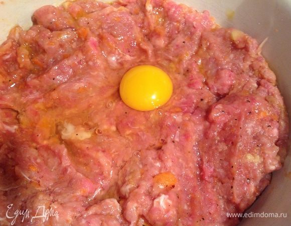 Добавьте яйцо, посолите, поперчите и еще раз хорошо перемешайте.