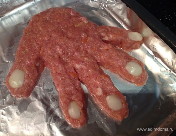 Противень застелите фольгой. Из фарша сформируйте руку. Вырежьте из лука ногти.
