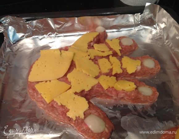 Тонко нарежьте сыр и положите на руку. Готовьте в духовке при 180 градусах 1 час. 

Приятного аппетита!!!