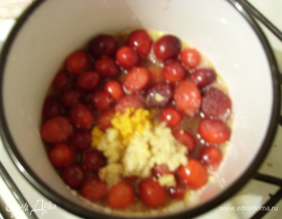 Все ингредиенты перемешайте в кастрюле и готовьте на среднем огне, пока ягоды не начнут лопаться, то есть около 10 минут.