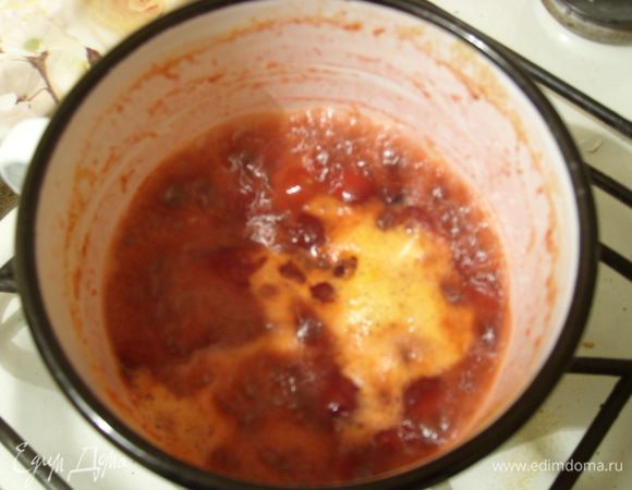 Выключите огонь, снимите пену и остудите до комнатной температуры.