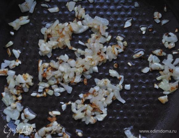 На разогретом оливковом масле обжариваем лук до золотистого цвета. Добавляем измельченный чеснок и жарим еще 1 минуту.