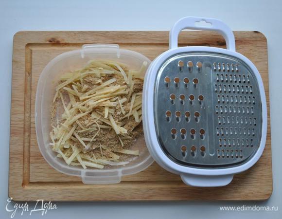 Натертый на терке пармезан смешиваем с панировочными сухарями.