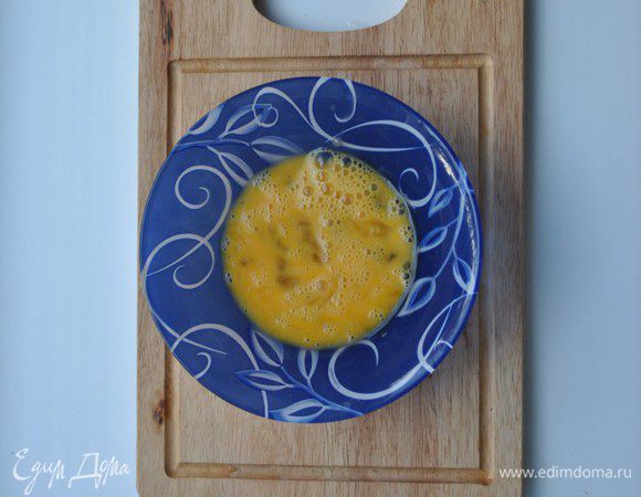 Яйцо взбалтываем вилкой.