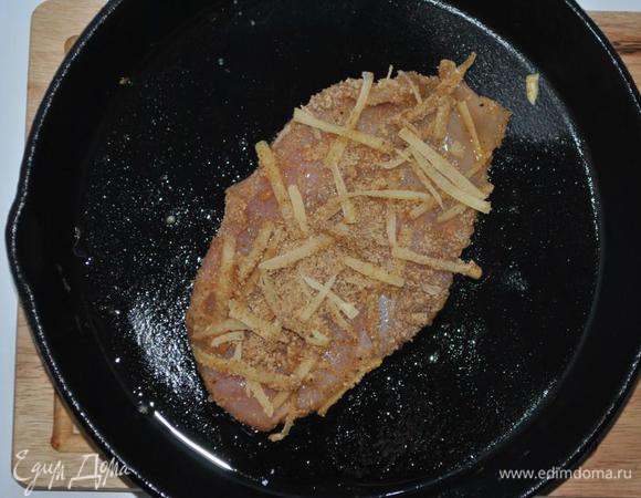 Куриную отбивную опускаем в яйцо, потом в панировочные сухари с сыром и обжариваем с обеих сторон до золотистого цвета. По 3 минуты на сторону.