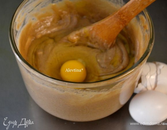 Смешать размягченное сливочное масло и сахар белый и коричневый до мягкого состояния примерно 3 мин. Добавлять по одному яйцу после каждого перемешивать. Затем добавить следующие 5 специй по списку. Перемешивать после каждого дополнения.