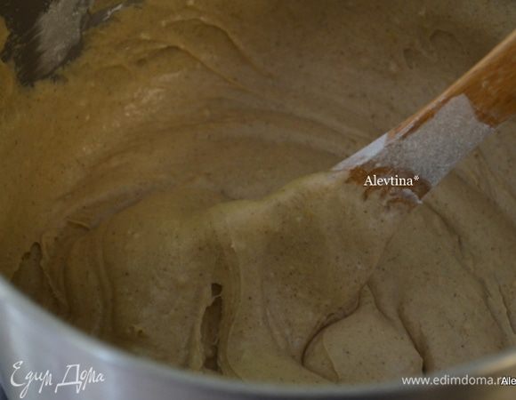 Просеять тортовую муку, пищевую соду и соль, добавить в масляную смесь, затем кефир. Перемешиваем все до гладкого состояния.