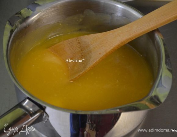 Приготовим соус.
Смешаем сахар, крахмал и соль. Выльем апельсиновый сок, цедру, ром и перемешаем.
Поставим на средний огонь и помешиваем. Как закипит снимем с огня, добавим масло и ваниль. Перемешаем.