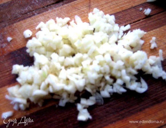 Чеснок мелко изрубить.