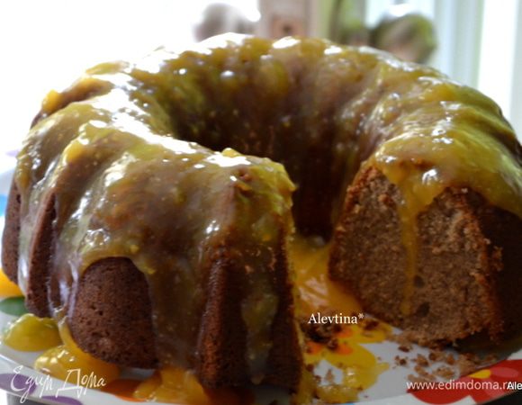 Поливаем кекс поверх готовым соусом. Разрезаем и подаем к столу. Наслаждаемся богатым вкусом.