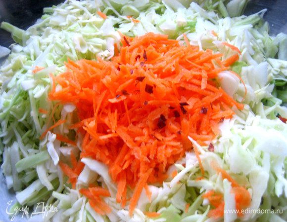 Морковь натираем на средней тёрке. Соединяем в большом блюде. Добавим мелкие кусочки чили.
