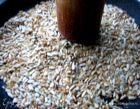 Решила потолочь семечки слегка толкушкой,чтобы они отдали быстрее свой аромат...,но некоторые остались целыми!