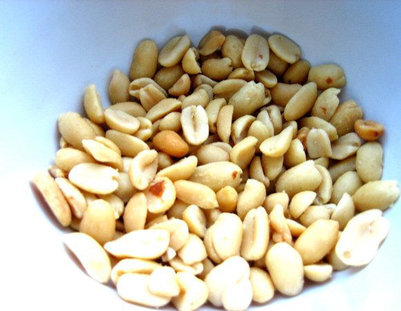 Дома оказался пакетик солёного обжаренного арахиса,но можно и грецкий орех взять.