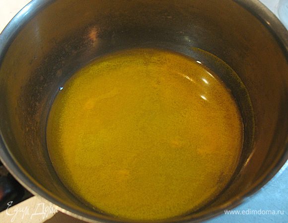 Для приготовления маринада в небольшой кастрюльке соедините воду, сахар, уксус, куркуму и варите до растворения сахара. Снимите с огня и остудите.