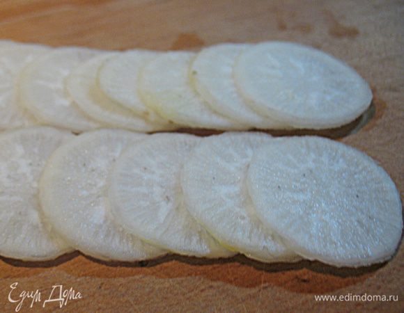 Дайкон очистите и нарежьте кружочками или полукругами (зависит от размера дайкона).