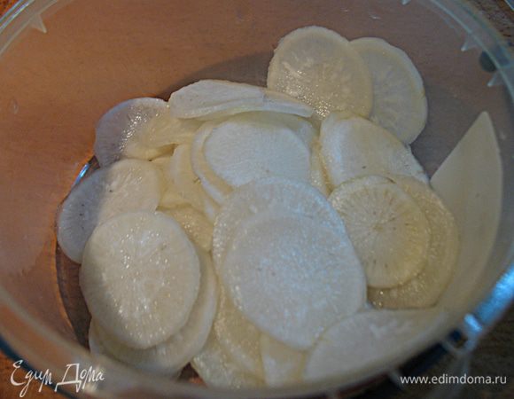 Смойте соль, обсушите кухонным полотенцем. Переложите в банку или пластиковый контейнер.