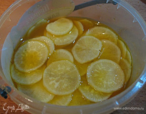 Залейте маринадом. Закройте крышкой и немного встряхните. Отправьте банку с дайконом в холодильник на ночь. Хранить можно 2 недели.