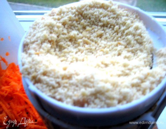 Просто смолола арахис на кофемолке,не сильно в пыль)))