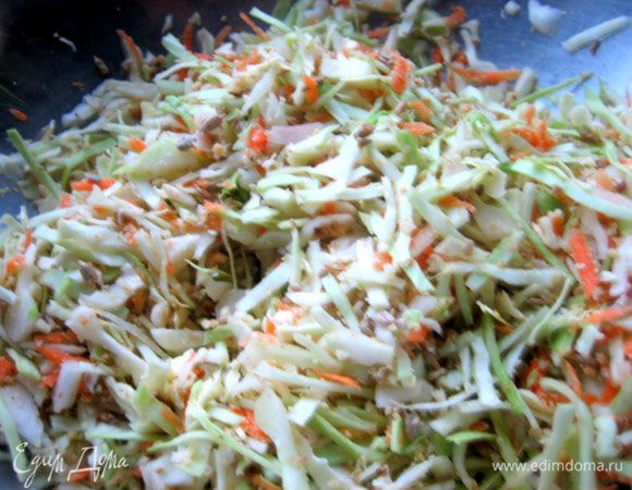 Теперь нужно пожамкать (поломать капустку для отдачи сока!) весь состав пару минут рукой. Можно надеть одноразовую перчатку!