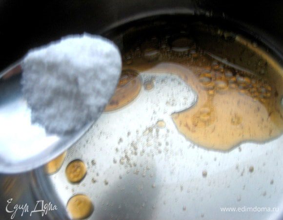 Маринад: наливаем в кастрюльку воду,уксус.масло...Добавим соль.