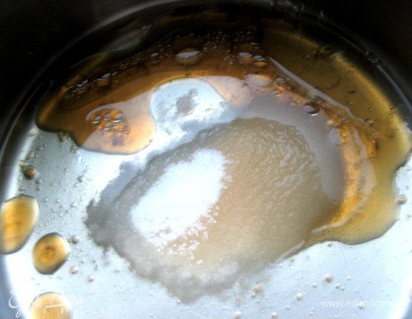 Ставим на средний огонь до растворения соли,сахара.