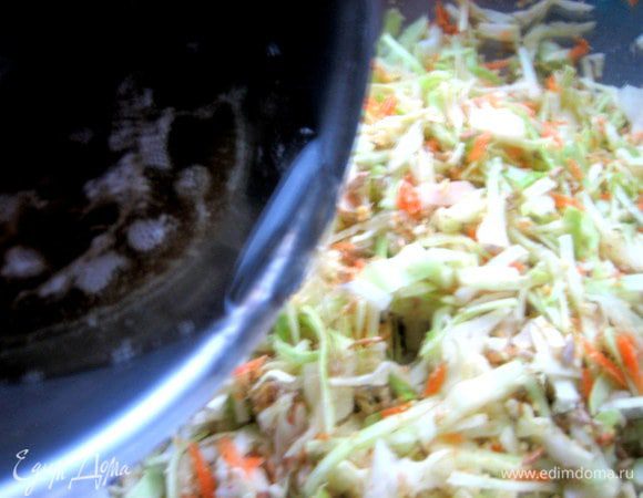 Вливаем горячим в капусту!