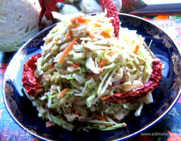 Подаём сразу или дав постоять,пропитаться соками))) Объеденье получилось...,не оторваться!!! Базовый рецепт,про который я говорила выше,здесь (там ещё сладкий перчик добавлен!) http://www.edimdoma.ru/retsepty/30265-kapusta-na-skoruyu-ruku