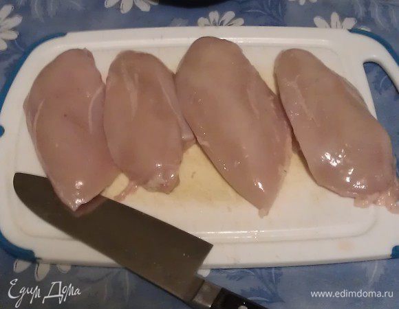 Грудинку нарезать кубиками 1*1*1 см. 