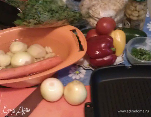 Лук режем кольцами по 0,5 см,  морковь, кабачок, грибы  кружками, перец полосками, 