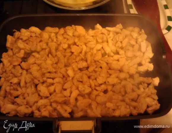 Обжариваем курицу (я без масла, гриль-сковорода позволяет). 