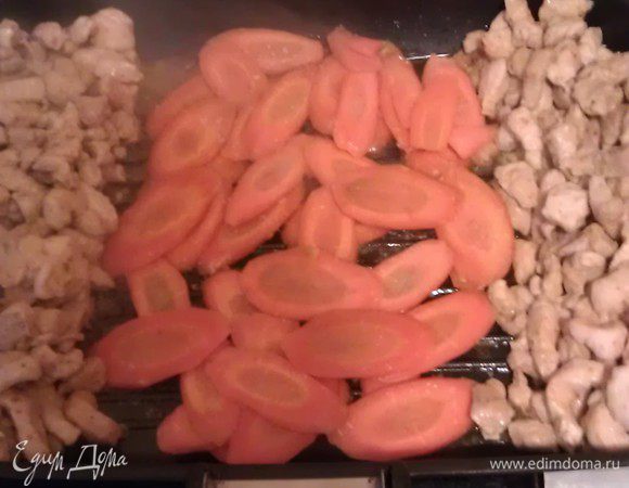 Курицу сдвигаем, на центр (в горячую зону морковь).