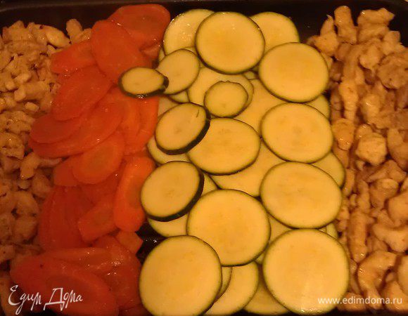 Далее последовательно - кабачок, лук, грибы, перец. 