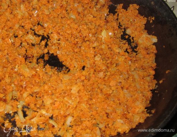 Морковь натереть на мелкой терке или измельчить в блендере, лук и сладкий перец мелко нарезать, все перемешать и поджарить на подсолнечном масле в глубокой сковороде.