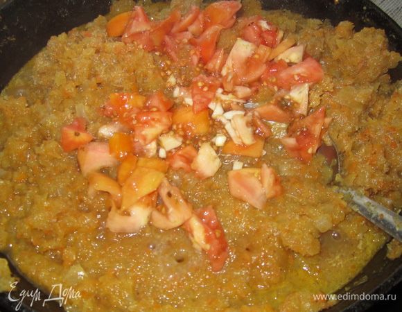 Кабачок измельчить в блендере, дать стечь соку, добавить к поджарке из моркови, перца и лука и тушить 30 минут. Затем добавить мелко нарезанные помидоры и чеснок, и тушить еще 20 минут.