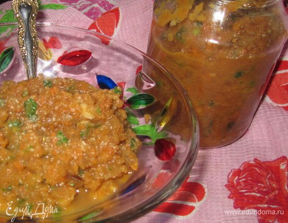 Горячую икру разложите в стерилизованные банки и закатайте металлическими крышками.