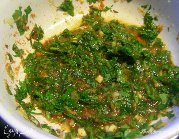 Все ингредиенты для соуса закладываем в комбайн и измельчаем в однородную пасту (у меня комбайн временно вышел из строя, поэтому я делала вручную).
