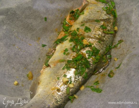 Рыбу моем, сушим. Натираем внутри морской солью и перцем. Делаем на ней крестообразные надрезы, 3-4, и натираем нашей ароматной пастой.