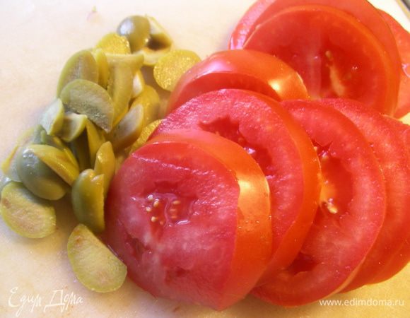 Помидор режем дольками, оливки измельчаем.
