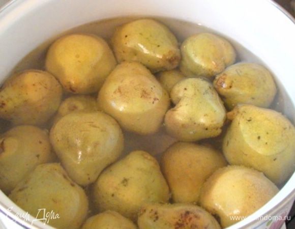 Переложить груши в кастрюлю, засыпать сахаром, залить водой и поставить на огонь.