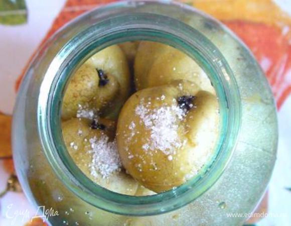 Когда вода начнет закипать, переложить груши в стерилизованную банку, добавить лимонную кислоту и залить кипящим сиропом.