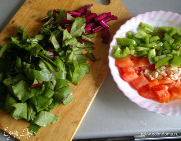 Нарезаем овощи мелко либо трем на крупной терке. Бекон/сало нарезаем мелкой соломкой. Все ингредиенты должны быть примерно одинакового размера.