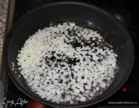 Разогреваем сковороду. Добавляем оливковое масло и выкладываем лук. Поджариваем до золотистого цвета. Затем к луку добавляем капусту (если Вы решили готовить с ней). Через 1-2 минуты докладываем свеклу. За пару минут до готовности добавляем помидоры.Тушим все до готовности свеклы. 