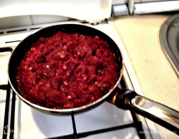 Отставляем сковороду, ставим на огонь кастрюлю на 2-2,5 л. воды, как только вода вскипит солим ее и погружаем нарезанный картофель. И варим до полной готовности.