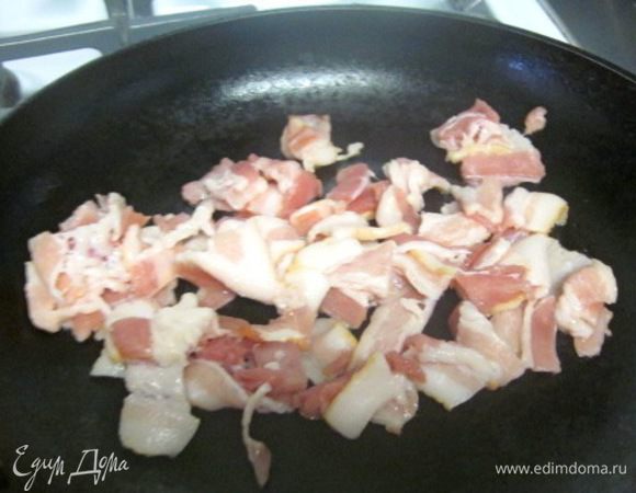 В это время на отдельной сковороде обжариваем на оливковом масле бекон до золотистого цвета.