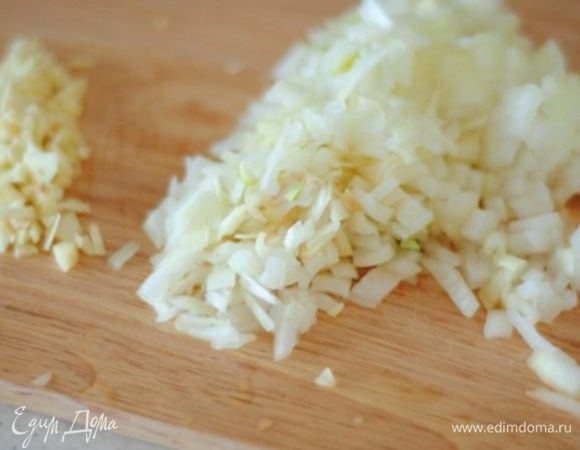 Лук и чеснок очищаю, мою и мелко нарезаю. Пару зубчиков чесенока оставляю для гренок.