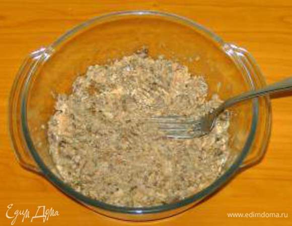 Консервы достаю из баночки и на разделочной доске разминаю вилкой.