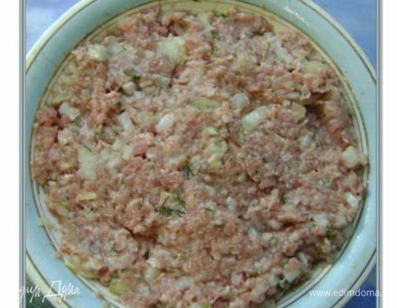 Рыбу смешиваю с чесноком и луком. Добавляю соль, перец, майонез и 1 столовую ложку жидкости, в которой находились консервы. Состояние должно  получиться чуть с жидечкой, чтобы потом хлеб пропитался и не был сухим!