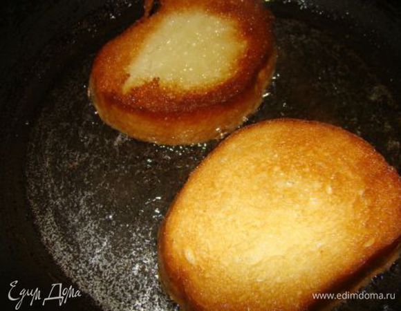 Отставляю смесь. На огонь ставлю сковороду, добавляю оливковое масло. Поджариваю с двух сторон кусочки батона и натираю их, пока они еще горячие чесноком. Чтобы гренки не были слишком жирными можно подсушить их в духовке или поджарить в тостере. Мне из всех способ больше по вкусу именно этот.