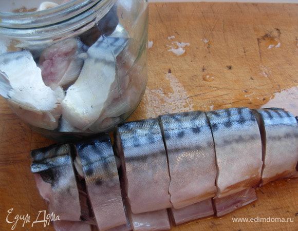 Рыбу почистите, нарежьте небольшими кусочками.