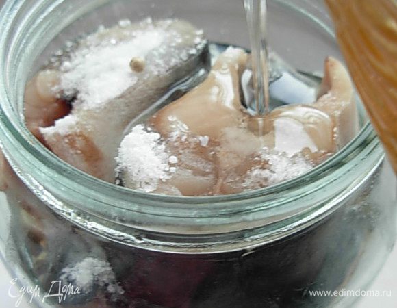 Переложите в стеклянную банку, посолите, добавьте перец, залейте маслом, не доходя до «плечиков», т. к. рыба даст сок и масляный рассол будет вытекать. Закройте жестяной крышкой без резинки (резинка горит при высокой температуре).